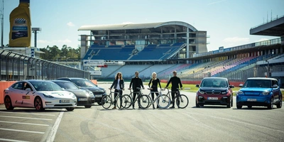 Personen stehen auf der Strecke des Hockenheimrings