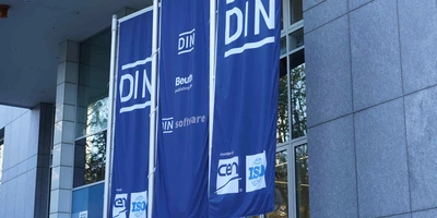 E-Bike Aufkleber - auf Sicherheit geprüft. Bild von 3 Fahnen mit Aufschrift "DIN" und "ISO".