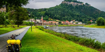 Der Elberadweg bei Königstein mit der Festung
