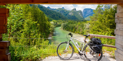 Fahrrad lehnt an einem Zaun vor der Enns