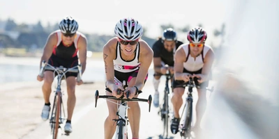 Erster Triathlon - das ist zu beachten Mehrere Personen fahren Rennrad
