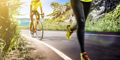 Zwei Personen üben für den Triathlon