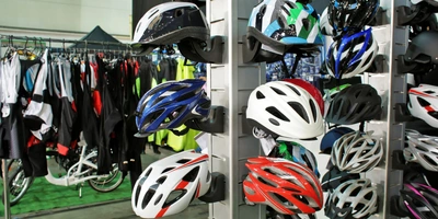 Ausstellungsstand mit Fahrradhelmen und Fahrrädern