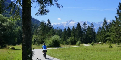 Ein Fahrradfahrer fährt einen Radweg entlang