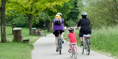 Eine Familie fährt Fahrrad