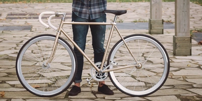 Mann steht vor einem Fixierad