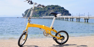 Faltrad steht abgestellt vor einem See-Ufer