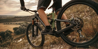 Mann fährt eine Downhill-Strecke mit einem Mountainbike herunter