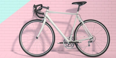 Weißes Rennrad lehnt an einer Wand