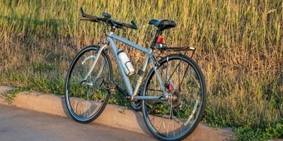 Trekkingrad steht am Feldrand