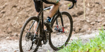 Mann fährt im Schlamm auf einem Cyclocross Bike