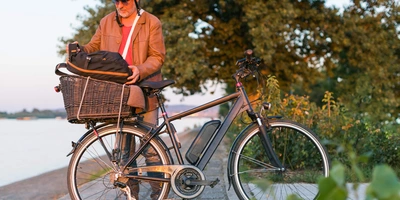 Ein Mann bepackt sein Fahrrad