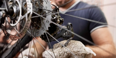 Ein Mann arbeitet an seinem Fahrrad