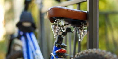 Ein Fahrradsattel im Fokus