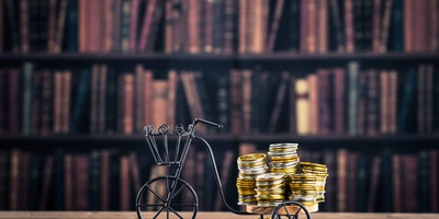 Ein Fahrrad mit Geld hinten drauf 