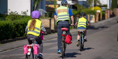 Kinder beim Fahrrad Unterricht