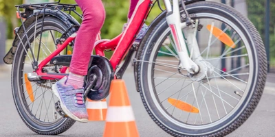 Ein Close up von einem Kind was Fahrrad fährt