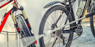 Fahrrad wird mit Hochdruckreiniger abgebraust