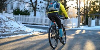 Fahrradfahrer fährt im Winter auf Straße