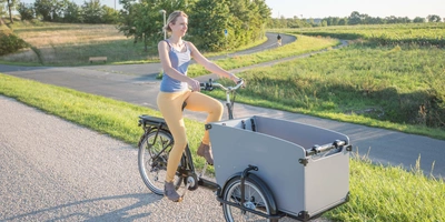 Frau fährt Lastenrad