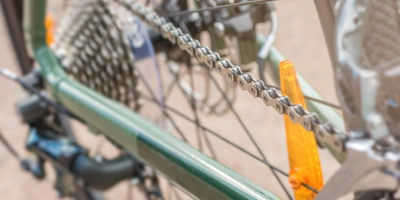 Nahaufnahme einer Fahrradkette an einem Fahrrad