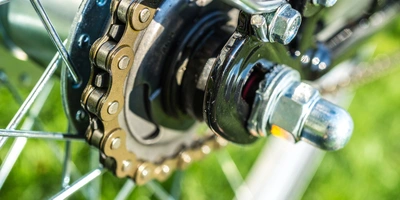 Nahaufnahme einer Fahrradkette an einem Fahrrad