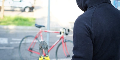 Person möchte ein Fahrrad stehlen