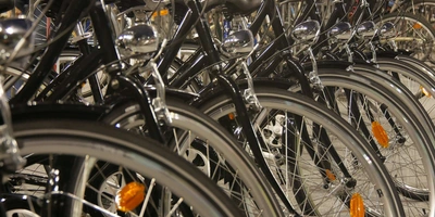 Fahrradmesse VeloBerlin Mehrere Fahrräder stehen in einer Halle