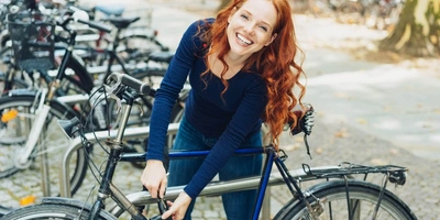 Fröhliche Fahrradfahrerin