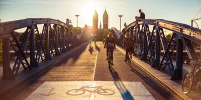 Fahrradfahrer fahren auf Fahrradstraße