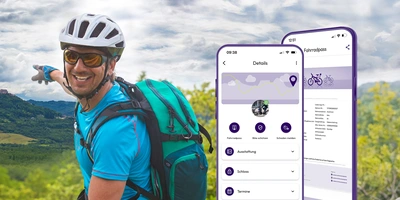 Fahrradpass App Lächelnder Radfahrer mit Handschuhen, Rucksack und Smartphone vor einer Berglandschaft.
