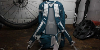 Ein blauer Fahrradrucksack steht auf dem Boden.