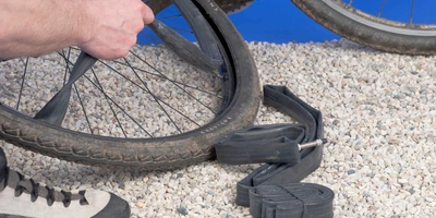 Fahrradreifen wird auf Boden repariert