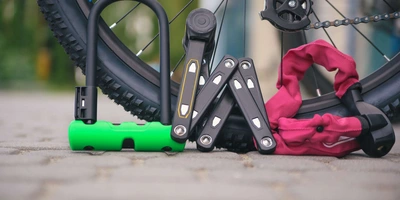 Verschiedene Fahrradschlösser liegen auf dem Boden