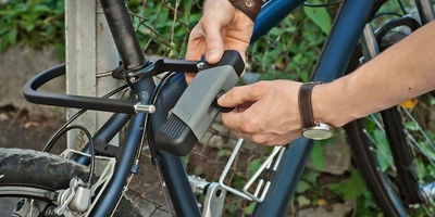 Eine Person schließt ein Fahrrad an