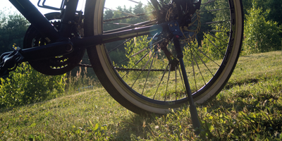 Fahrradständer-Test – linexo zeigt dir die Testsieger Nahaufnahme von einem Fahrradständer an einem abgestellten Fahrrad im Sonnenlicht