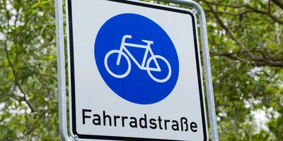 Blaues Verkehrszeichen mit einem Fahrradsymbol und der Aufschrift "Fahrradstraße".
