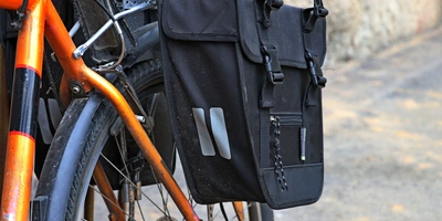 Schwarze Fahrradtasche an einem orangefarbenen Fahrrad