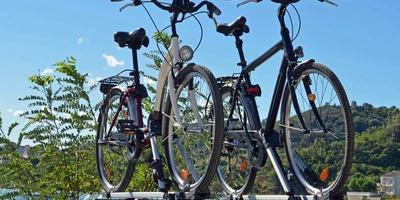 Fahrradträger eines Autos mit Fahrrädern darauf