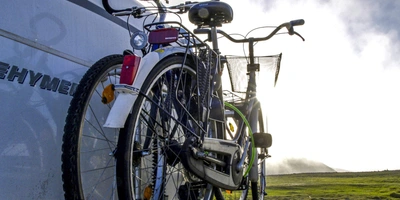 Fahrradträger eines Autos mit Fahrrädern darauf