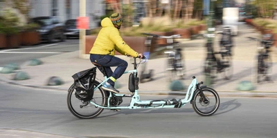 Person fährt auf Cargo-Bike durch die Stadt