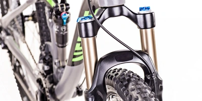 Modernes Mountainbike mit einer Federgabel