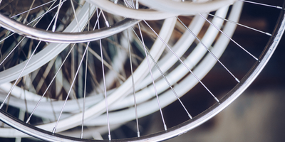 Fahrradfelgen, die aufgehängt sind