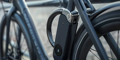 Ein Fahrrad ist mit einem Fahrradschloss mit Fingerabdruck angeschlossen