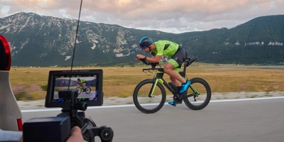 Ein Mann wird beim Fahrrad Filmen gefilmt