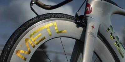 Vorderreifen eines Fahrrads mit Metallreifen