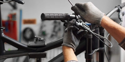 Fahrradbremse wird von Hand abmontiert