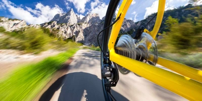 gelbes Fahrrad fährt durch die Berge, Fokus auf Schaltung