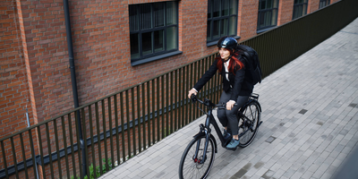 Person fährt auf dem Fahrrad