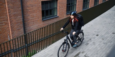 Person fährt auf dem Fahrrad